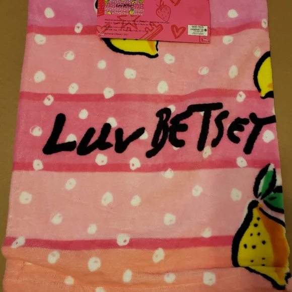 Betsey Johnson Beach Towel 28 in x 58 in - Picture 3 of 7